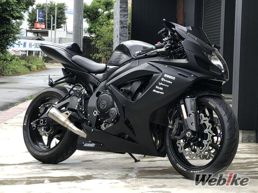 Einheitliche schwarze Karosserie mit Mono-Eye: GSX-R750 Custom