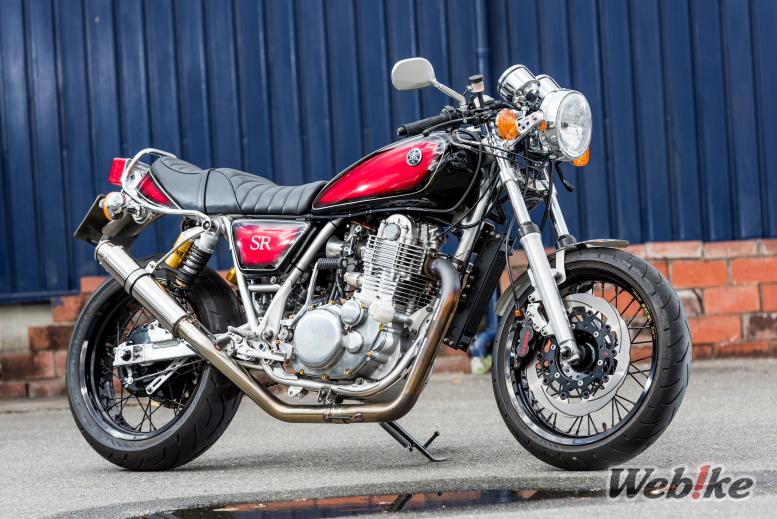 Klassischer Look, modernes Aussehen: YAMAHA SR400 Benutzerdefiniert von DELL-SARA
