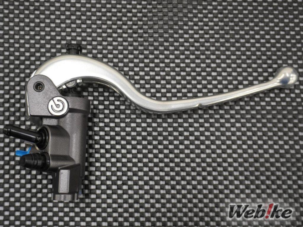 Original YAMAHA Brembo Radial-Hauptzylinder mit vertikal ausgerichteten Kolben für ein lineares Fahrgefühl!