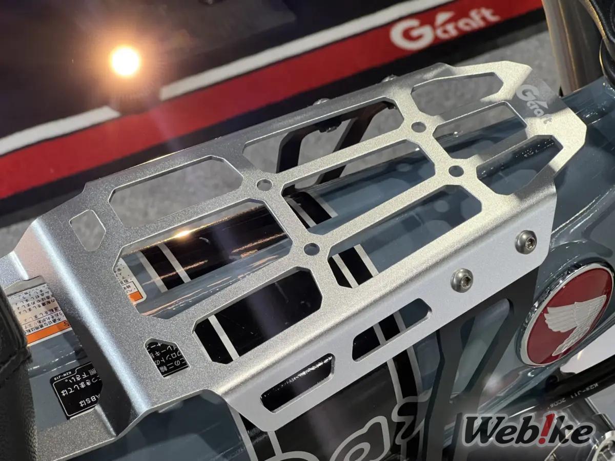 Slim center rack by G-Craft equipped on the DAX125