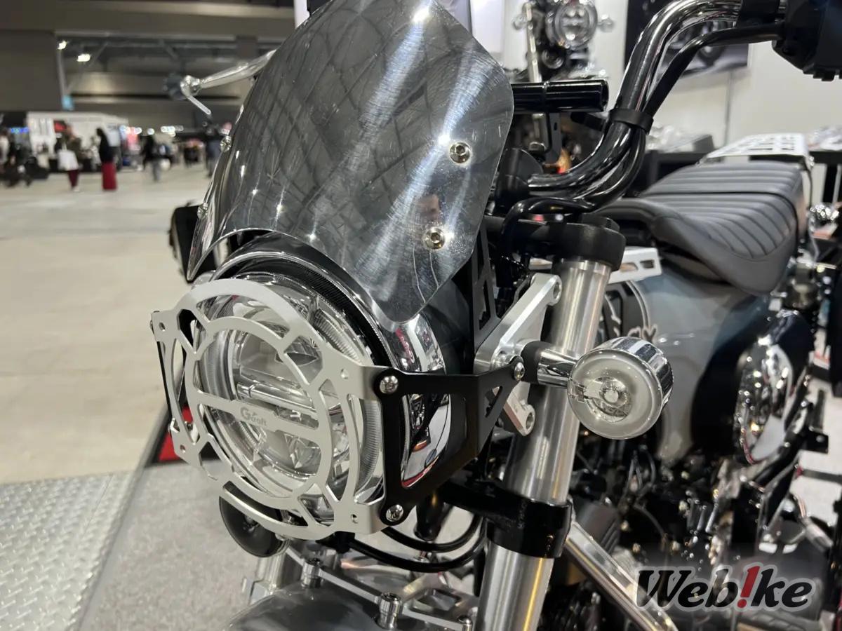 Headlight guard and aluminum meter visor by G-Craft equipped on the DAX125